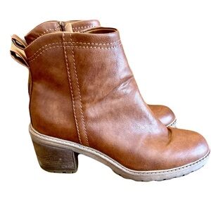 Zodiac Greyson Women's Leather Lug-Sole Ankle Boots